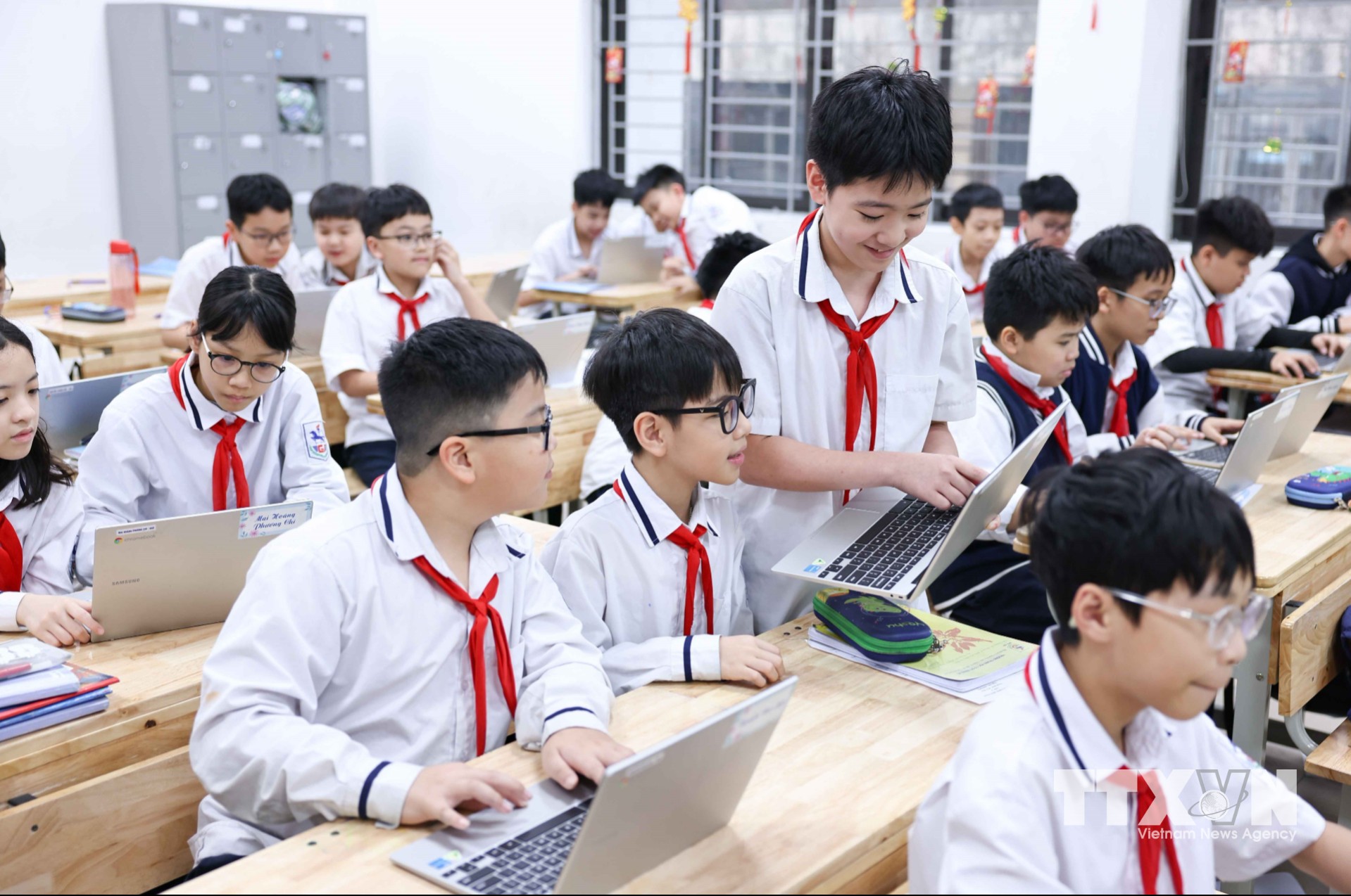 Học sinh trong lớp học số Google được học tập trong một môi trường học tập hiện đại, cá nhân hóa, nơi học sinh là trung tâm và được phát huy tối đa năng lực chủ động, sáng tạo của mình. (Ảnh: Thanh Tùng/TTXVN)